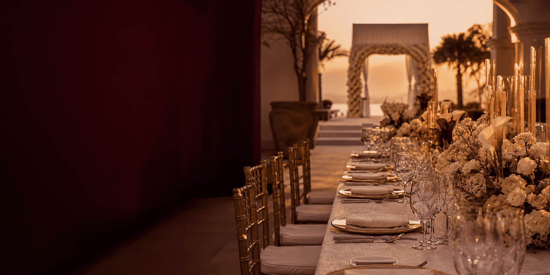 Mesa de casamento sofisticada preparada ao pôr do sol